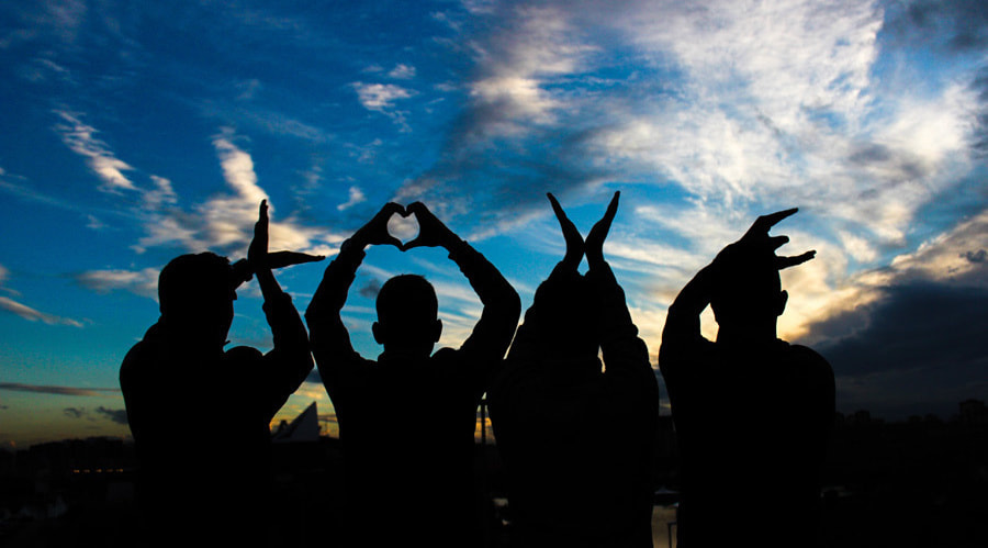 海で夕日に向かってLOVE